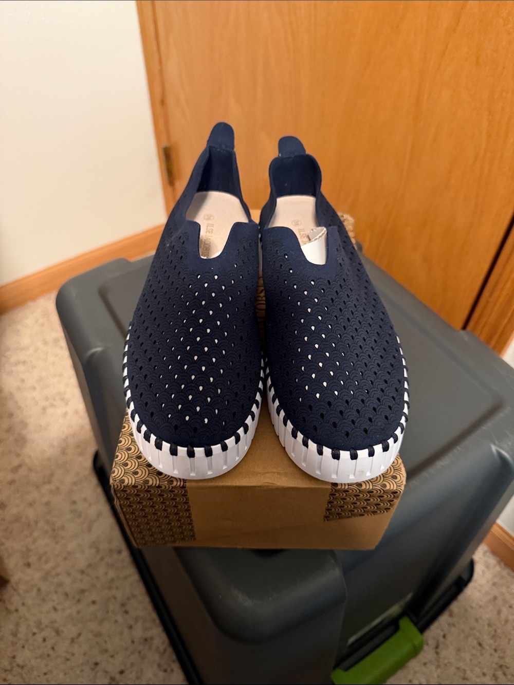 SUPER COMFORTABLE Ilse Jacobsen Dark Indigo Perforated Slip-On TULIP Sneakers - Picture 4 of 5